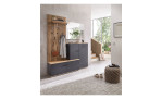 Garderobe Franka in der Frontfarbe Anthrazit mit einem Korpus im Dekor Artisan Eiche, in einem Raum stehend