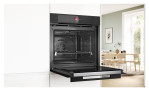 BOSCH Backofen HBG974LM1 in der Farbe Schwarz in einem Küchenschrank mit geöffneter Klappe, Schrägansicht