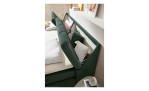 Family-Bett Beverly mit Bezugsfarbe Wintermoss Milieuansicht Detailaufnahme des Stauraums im Kopfteil