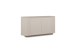 Sideboard Chania, ein modernes, sandfarbenes Sideboard mit zwei mittigen Türen und abgerundeten Seitenwänden mit Lamellen.