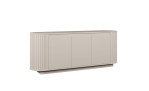 Das Sideboard Chania ist ein sandfarbenes, langes, rechteckiges Sideboard mit drei massiven Schranktüren und abgerundeten, mit Lamellen versehenen Seitenwänden.