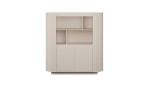 Highboard Chania – ein sandfarbenes Sideboard mit offenen Regalen im oberen Bereich, zwei Schranktüren und abgerundeten Seitenwänden.