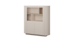 Highboard Chania: sandfarbenes, modernes Sideboard mit zwei unteren Türen, offenen Regalfächern im oberen Bereich und vertikal gerillten Seitenwänden.