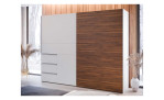 Schwebetürenschrank Willi in der Farbkombi Secret Grey / Bakersfield Walnut, Schräkansicht, in einem Raum stehend