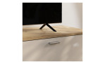 Fernseher auf einem Wohnwand-Schrank Arizon Artisan Eiche mit einer Schublade und einem Metallgriff.