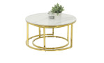Couchtisch 2er-Set Juelich mit einer runden Tischplatte aus Echstein in einer Marmoroptik in weiß und einem golden Metallgetsell. Mit dekoration abgebildet.