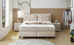 Boxspringbett Cher in der Farbe Beige in einem Zimmer