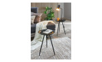 Beistelltisch Hardy 1 mit runder schwarzer Tischplatte und drei schlanken Beinen, neben grauem Sofa mit Kissen und Decke, eine Lampe steht auf einem zweiten Tisch