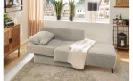Schlafsofa Ravensburg in der Farbe Light Greige in Liegeform in einem Zimmer