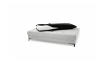 Schlafsofa „Faye“, grau mit schwarzen Metallbeinen, mit einer Decke darauf; die Maße variieren je nach Modell.