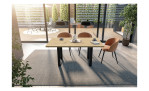 Modernes Esszimmer mit dem Esstisch-System „Biblis“, Pflanzen und großen Fenstern mit Blick auf einen Terrassenbereich.