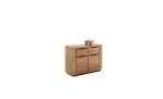 Kommode „Grazia“ aus Holz, 102 cm breit, mit schwarzen Griffen, Schalen und einer Vase darauf, vor weißem Hintergrund.