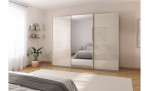 Schwebetürenschrank Kiel in der Farbe Champagner mit einer Spiegeltür im Schlafzimmer