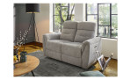 2-Sitzer-Sofa Ivana in der Farbe grau, in einem Raum stehend