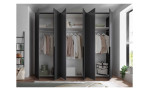 Milieubild Kleiderschrank 6-türig in graphit, geöffnet, 3 Fachböden und 3 Kleiderstangen
