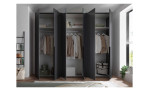 Milieubild Kleiderschrank in Graphit 6-türig, davon 4 Holztüren und 2 Spiegeltüren,geöffnet mit Kleidung