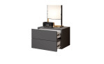 Nachttisch Carry in graphit mit zwei geöffneten Schubkästen schräg links von der Seite abgebildet. Dekoriert mit einer Lampe und einem Wecker.
