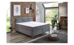 Boxspringbett Kansas in der Farbe Grau mit einem weißen Topper, Milieubild