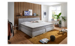 Boxspringbett Family, in der Farbausführung Grau, in einem Raum stehend mit Deko