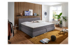 Boxspringbett Family, in der Farbausführung Anthrazit, in einem Raum stehend mit Deko