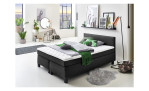 Boxspringbett Peggy, in der Farbausführung Schwarz, in einem Raum stehend