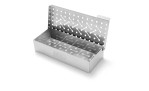 Die Weber Räucherbox Universal hat einen aufklappbaren, gelochten Deckel, ideal zum Nachlegen von Holzspänen auf Ihrem Gasgrill.