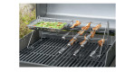 Grillen Sie Hähnchenspieße und Gemüse mit dem Weber Grillkorb Elevations Tiered Grilling System über der Hitze.