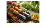 Drei Metallspieße mit Fleisch und Gemüse grillen mit dem Weber Spieße Elevations Tiered Grilling System für mehr Platz.