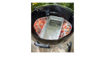 Weber Alu-Tropfschalen 5 Stück: Holzkohlegrill mit heißen Kohlenstapeln & einer mittleren Tropfschale für indirektes Garen.