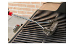 Eine Weber Grillbürste dreiseitig, 45 cm reinigt die Roste eines Outdoor-Grills.