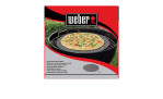 Weber Pizzastein Ø 36 cm mit glasierter Oberfläche für eine perfekte Pizzakruste, abgebildet beim Backen auf einem Grill.