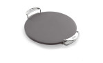 Weber Pizzastein Weber CRAFTED mit zwei Metallgriffen, für Weber CRAFTED System, auf weißem Hintergrund.