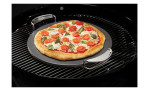 Eine Margherita-Pizza mit Tomaten und Basilikum backt auf dem Weber Pizzastein Weber CRAFTED pizza stone.