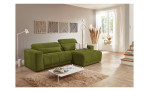 Wohnlandschaft Leona in Grün mit Ottomane rechts, inszeniert in modernem Wohnzimmer mit Couchtisch, Teppich und Wanddekoration.