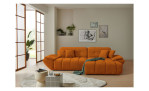 Wohnlandschaft Poppy in Orange mit Ottomane rechts, Microfaser-Wohnlandschaft im Wohnzimmer mit Couchtisch und Teppich.
