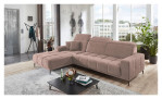 Wohnlandschaft Luan in Rosa mit Ottomane links, Wohnlandschaft auf grauem Vintage-Teppich vor großen Fensterfronten.