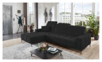 Wohnlandschaft Luan in Schwarz mit Ottomane links, Wohnlandschaft auf grauem Vintage-Teppich vor großen Fensterfronten.