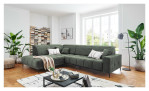 Wohnlandschaft Luan in Grün mit Cord-Optik, inszeniert auf gemustertem Teppich mit schwarzem Couchtisch und Stehlampe.