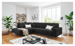 Wohnlandschaft Luan in Anthrazit mit Cord-Optik, inszeniert auf gemustertem Teppich mit schwarzem Couchtisch und Stehlampe.