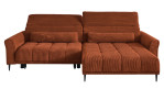 Komfort-Wohnlandschaft Lilly in einem orangefarbenen Cordstoff mit zwei Zierkissen.