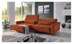 Wohnlandschaft Lilly in Orange mit Kopfteilverstellung und Ottomane links, inszeniert auf gemustertem Teppich vor einer großen Fensterfront.