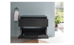 Waschbeckenunterschrank Dark mit einer Front in schwarz aus Holzwerkstoff und Glas und einem schwarzen Korpus. Geöffnete Ansicht