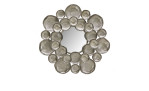 Dekospiegel Tamil: Runder silberner Spiegel mit sich überlappenden Metallkreisen, inklusive Aufhänger, abgebildet auf weißem Hintergrund.