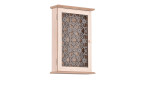 Schlüsselbox Irena: Holzfarbener Hängeschrank mit stilvollem Design und einer dekorativen, gelaserten floralen Türfüllung.