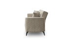 Seitenansicht des beigen 3-Sitzer-Sofas „Lexi“ mit teilweiser Steppung, Bonell-Federkern, zwei Kissen und schwarzen, schräg zulaufenden Beinen.