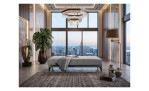 Modernes Schlafzimmer mit Blick auf die Skyline, Kronleuchter und einer Einrichtung mit dem Schlafsofa „Arlo“ für Tiefe und elegante Höhe.
