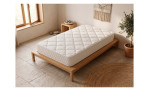 Federkernmatratze Easydream TFK 5230, 23 cm hoch, auf einem Holzrahmen in einem minimalistischen, hellen Raum mit Fliesenboden.