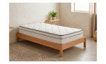 Ein ordentlich gemachtes Einzelbett, 90 cm breit, mit einer Federkernmatratze „Easydream TFK 5290“ auf einem Holzrahmen im Sonnenlicht.