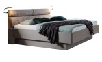 Komfort-Doppelbett MONDO Amado mit einem Gestell in taupe und einem Kopfteil aus Stoff in Taupe.