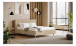 Modernes Schlafzimmer mit dem Vito Komfort-Polsterbett „Nivora“, beiger Bettwäsche, großem Fenster, Wandbildern, Pflanzen und einer gemütlichen Matratze.